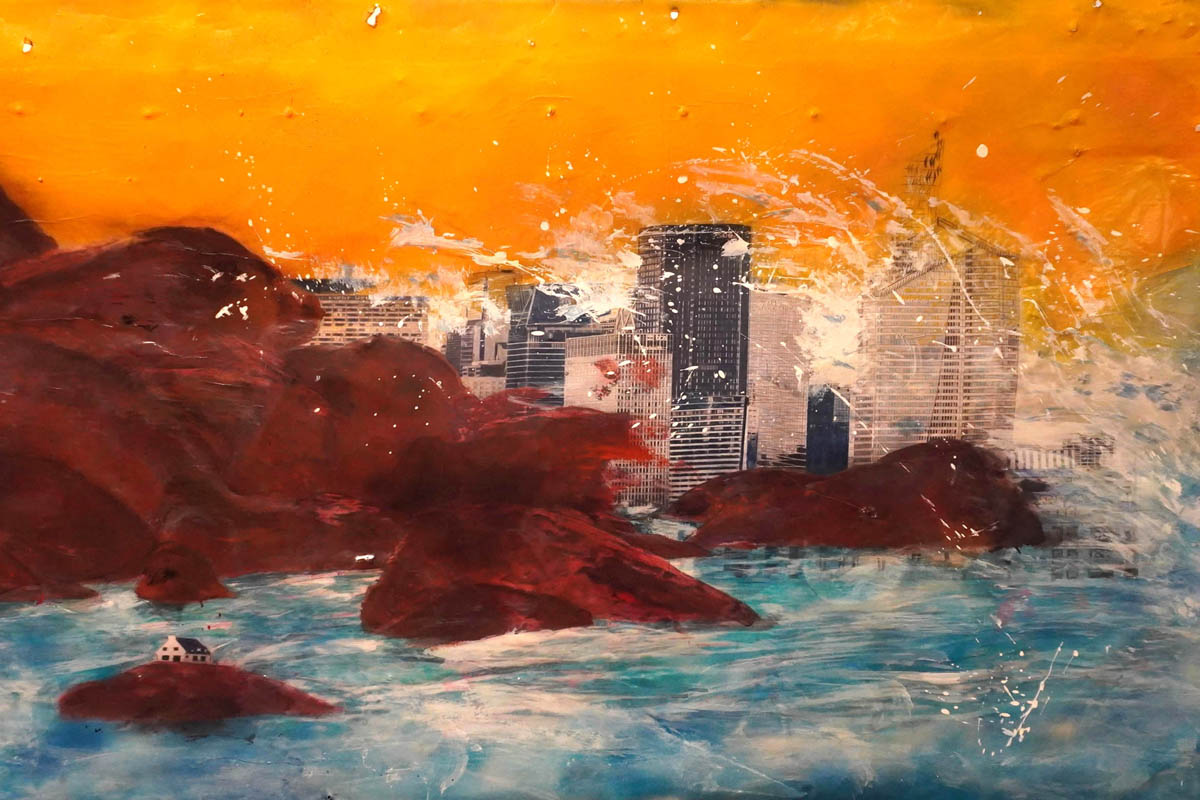 Mer City. Entre une peinture et une photo sur une plaque de métal usée. Du métal de récupération. La nature reprend ses droits. La Bretagne et les buildings de la défense. Les vagues engloutissent la ville, ne reste qu’une petite maison de pêcheur breton sur un rocher au milieu de l’océan. C’est une photo prise en noir et blanc, repeinte manuellement aux pastels, crayons de couleurs, peinture. Un tableau réalisé par Gaïa du Rivau, photographe, plasticienne, photographiste à Nyons